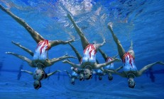 羽毛球赛场焦点！西班牙队对阵阿根廷队，意外判罚引发热议，比赛氛围紧张